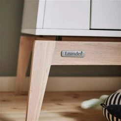 Leander Luna Kleiderschrank Klein Grau/Eiche 6 Leander Luna Kleiderschrank Klein Grau/Eiche -Roba || Pinolino || Träumeland Verkäufe 720210 03 leander luna wardrobe small white oak closeup a 1