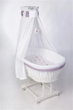Mionido Stubenwagen Maxi Weiß Pyjamabär Flieder Mit Garnierung, Matratze Und Matratzenbezug