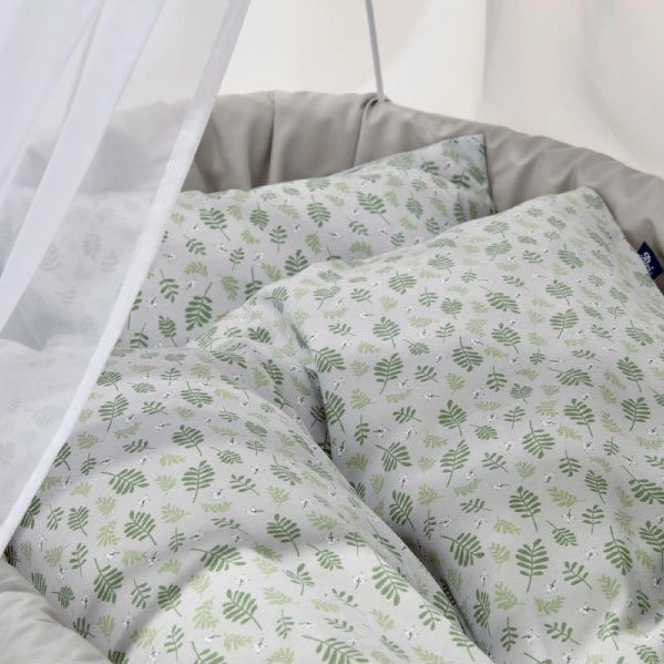 Alvi Birthe Stubenwagen Weiß Komplettset BIO Matratze, Himmelstange & Garnitur Drifting Leaves 2 Alvi Birthe Stubenwagen Weiß Komplettset BIO Matratze, Himmelstange & Garnitur Drifting Leaves – Bild 2