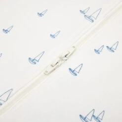 Ergobaby On The Move Schlummersack L 18-36 Sailboat Dreams Leicht TOG 0.5 -Roba || Pinolino || Träumeland Verkäufe on the move sleep bag sailboat dreams 03 1