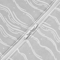 Ergobaby On The Move Schlummersack L 18-36 Silver Waves Dick TOG 2.5 -Roba || Pinolino || Träumeland Verkäufe otm sleep bag silver waves 25 1 1