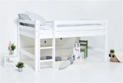Hoppekids Halbhohes Bett ECO Luxury 120x200 Cm Weiß Mit Gerader Leiter & Absturzsicherung -Roba || Pinolino || Träumeland Verkäufe pre a4 12 milieu 2 scaled 1