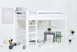 Hoppekids Mittelhohes Bett ECO Luxury 120x200 Cm Weiß Mit Gerader Leiter & Absturzsicherung -Roba || Pinolino || Träumeland Verkäufe pre a6 12 milieu 2 scaled 1
