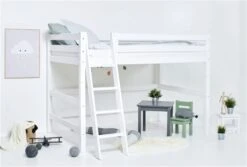 Hoppekids Mittelhohes Bett ECO Luxury 120x200 Cm Weiß Mit Schräger Leiter & Absturzsicherung -Roba || Pinolino || Träumeland Verkäufe pre a7 12 milieu 2 scaled 1